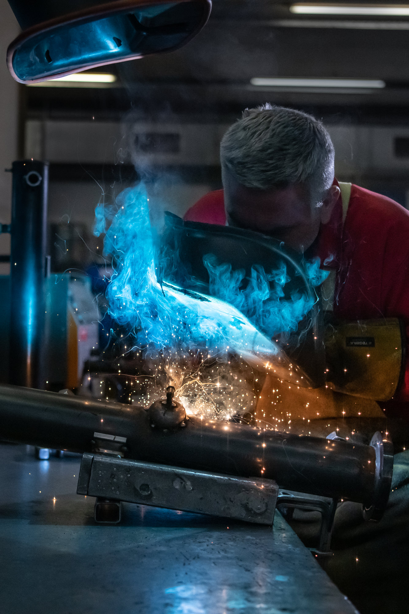 Corporate Rebranding für das Familienunternehmen ToolTemp mit Sitz in Sulgen TG. Aufnahme eines Mitarbeiters beim Schweissen an einer Metallröhre.