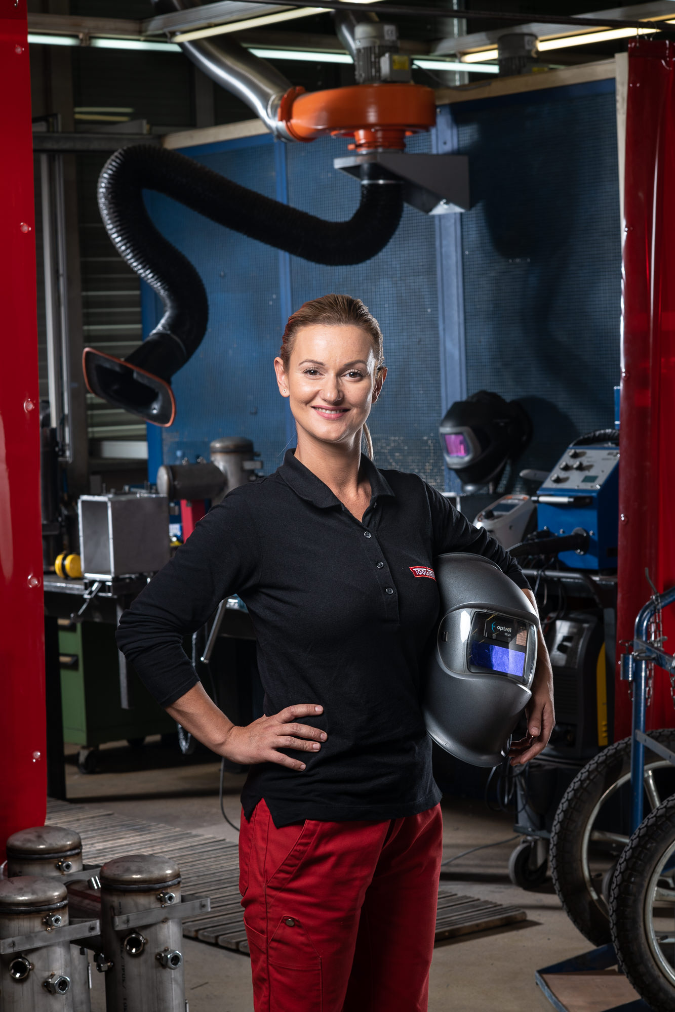 Corporate Portrait einer Mitarbeiterin in der Werkstatt bei ToolTemp.