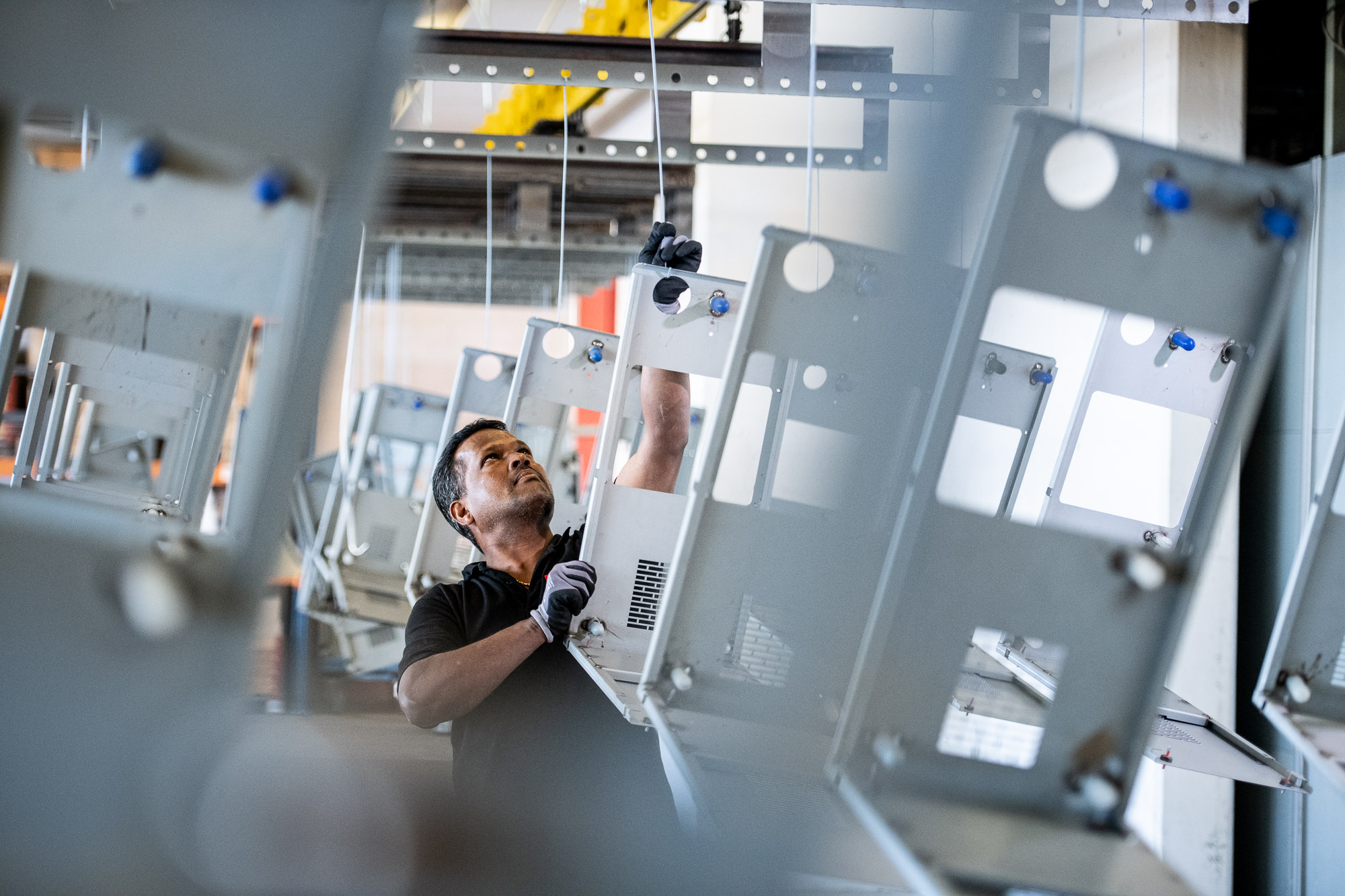 Fotografisches Storytelling für das Industrieunternehmen ToolTemp mit Sitz in Sulgen, TG. Ein Mitarbeiter bei der Kontrolle von Gehäusen für die Wärme- und Kältetechnik.