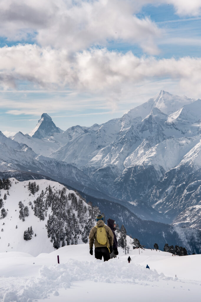 Fotoreportage für das schweizer Reisemagazin Transhelvetica. Portrait von Bergführer Bastian Keckeis mit Sicht auf die Berge.