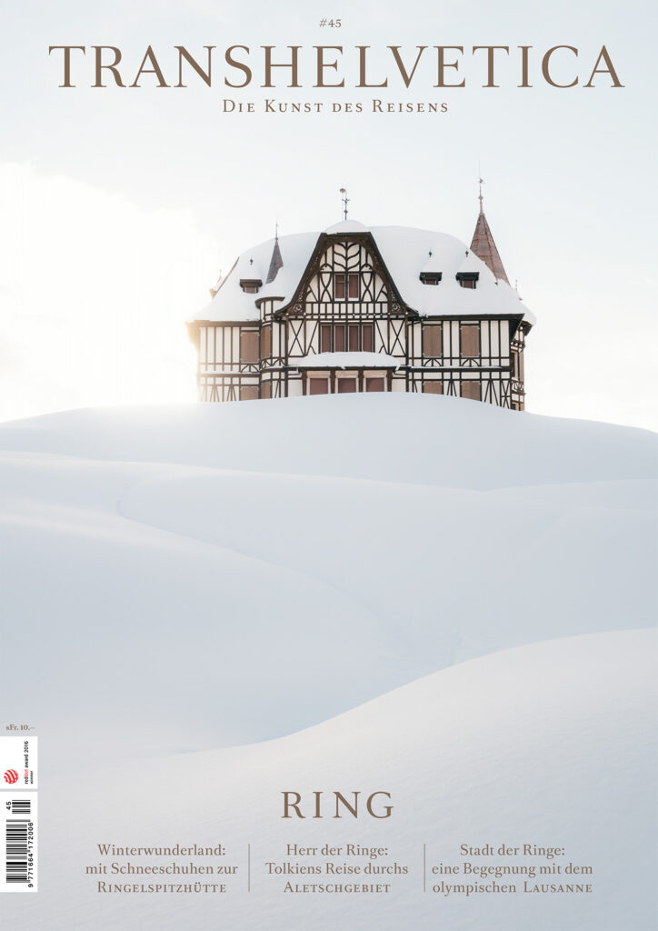 Titelbild des schweizer Reisemagazins Transhelvetica Ausgabe #45. Aufnahme des Pro Natura Zentrum Aletsch im Schnee.
