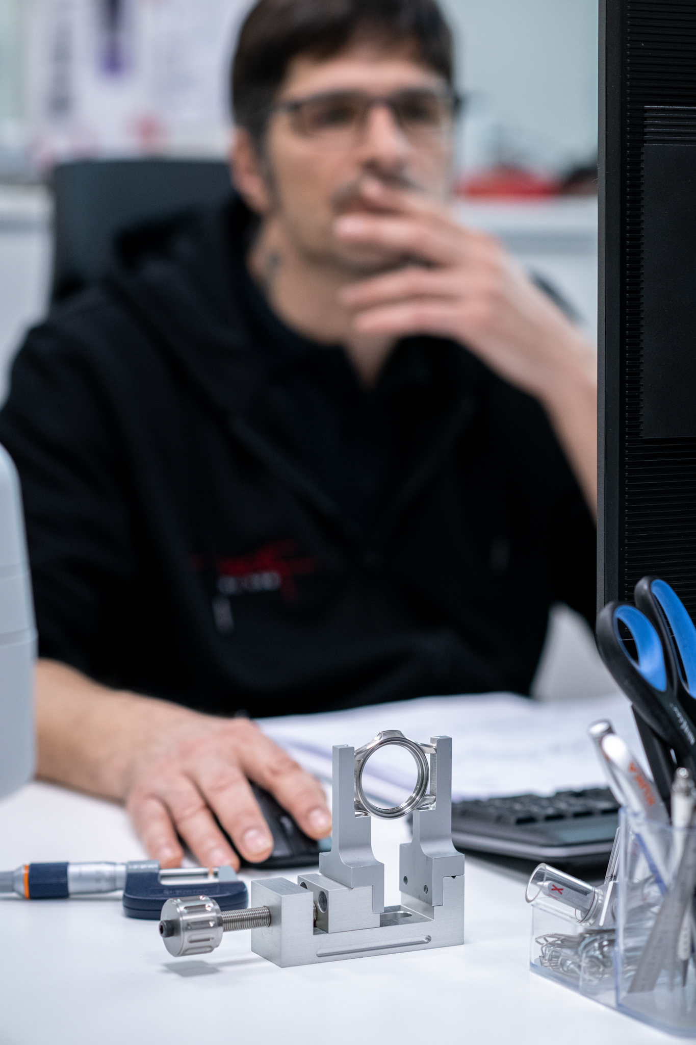 Aufnahme eines Mitarbeiters des Industrieunternehmens Wolf Manufacture bei der Arbeit im Office
